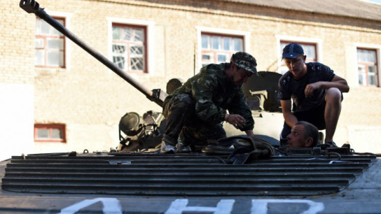 Kiev troops abandon airport in face of 'Russian' assault