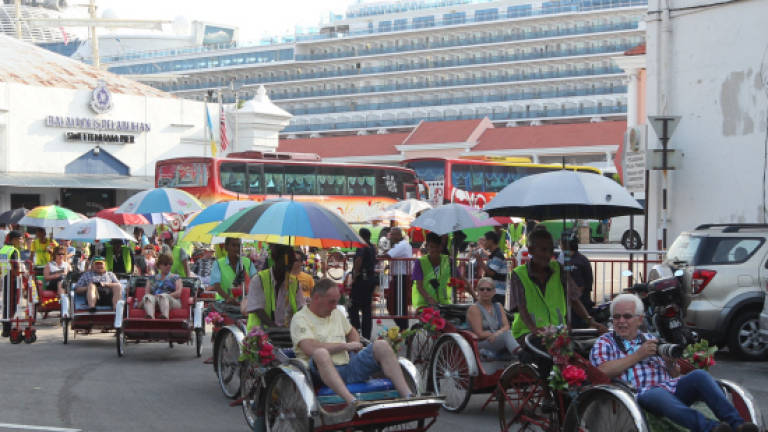 7,000 tourists from five cruise ships flood George Town