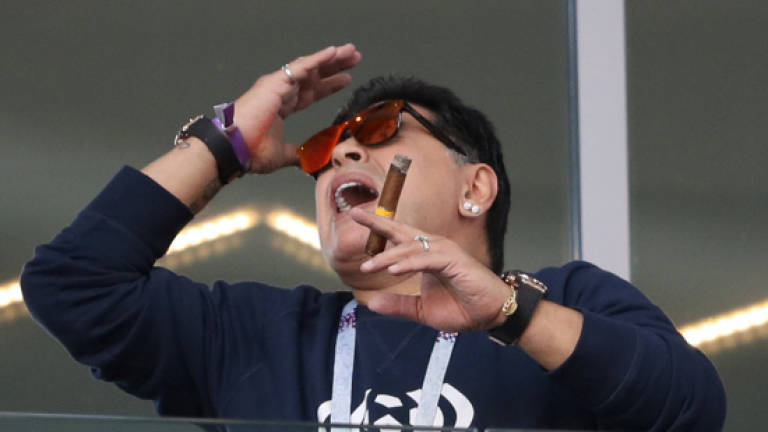 Maradona apologizes for puffing a cigar at World Cup match Maradona apologizes for puffing a cigar at World Cup match