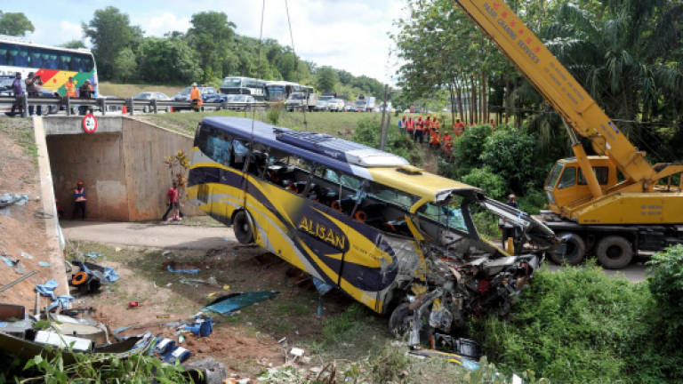 Report on express bus accident in Pagoh tabled in Parliament: Liow
