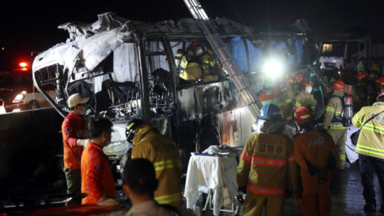 Tour bus crash kills 10 in S. Korea