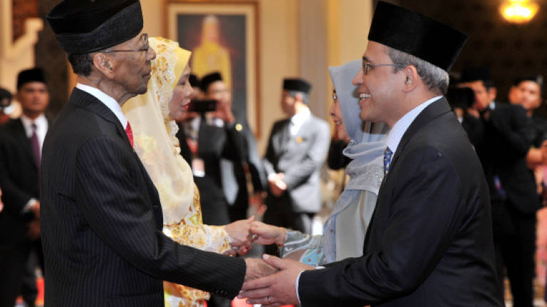 Sadness as Tuanku Abdul Halim, Tuanku Hajah Haminah say goodbye to palace staff