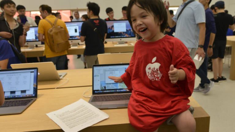 Apple opens first store in Taiwan