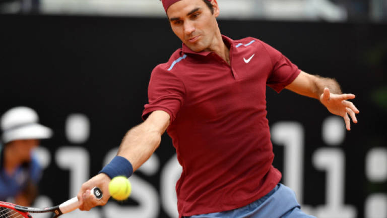 Federer wins on Rome return as leading men's seeds advance