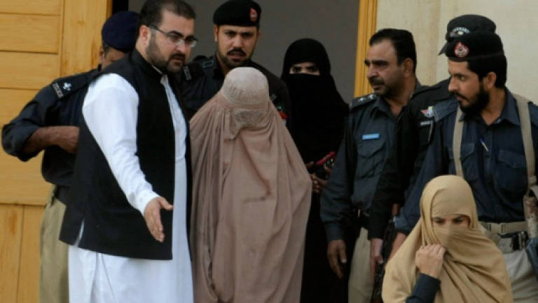 Pakistan deports National Geographic 'Afghan girl'