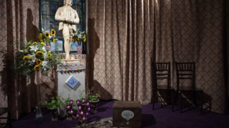 NY opens 'temple' to gay liberation icon Oscar Wilde