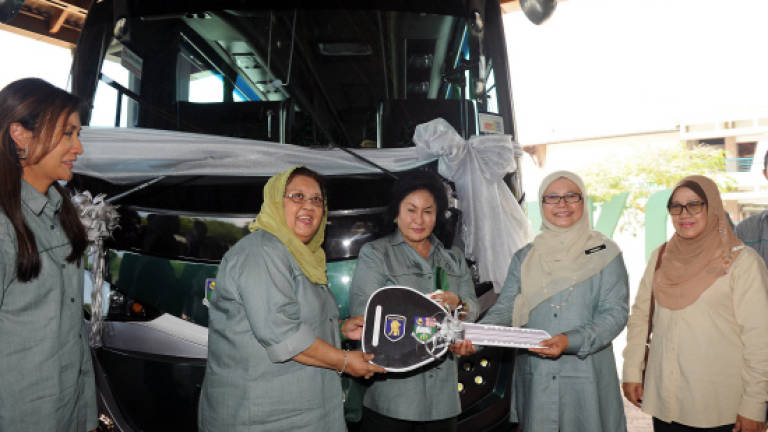 TKC receives bus from PM, wife