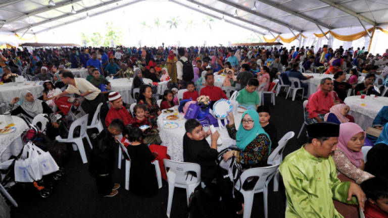 75,000 visitors attend Najib's open house in Putrajaya