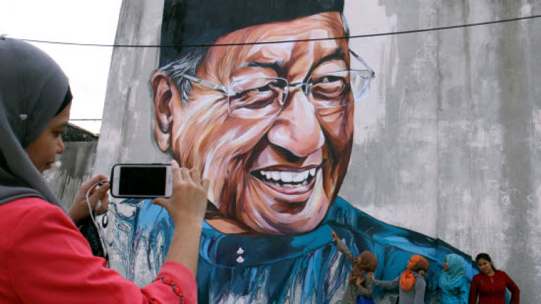 Mahathir mural draws the crowd
