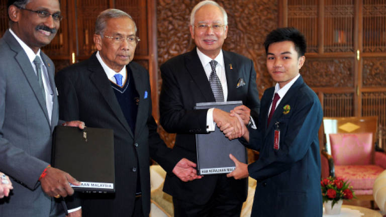 33,000 Form 5 students in Sarawak to receive free laptops