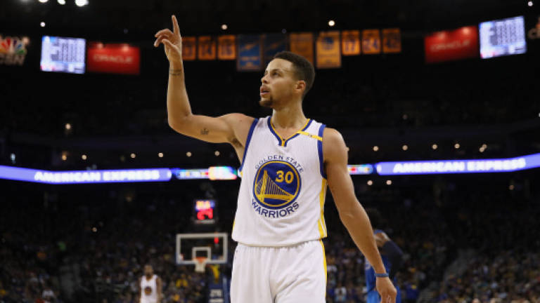 Curry's game-worn shoes sell for US$30k