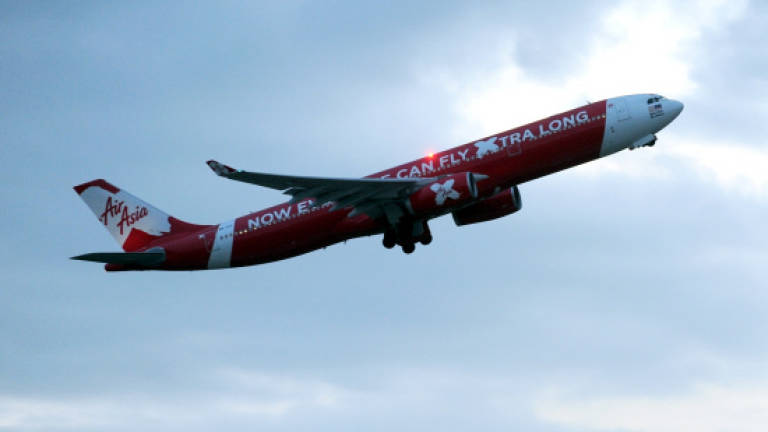 Tony Fernandes praises pilots and crew of AirAsia X flight