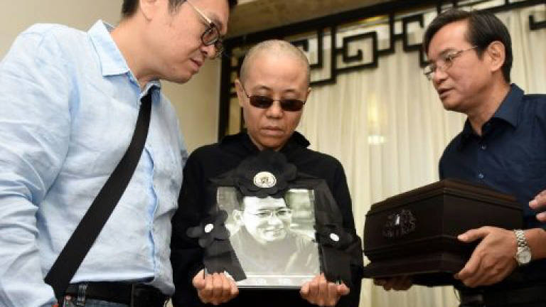 Chinese laureate's widow willing to 'die at home' in protest