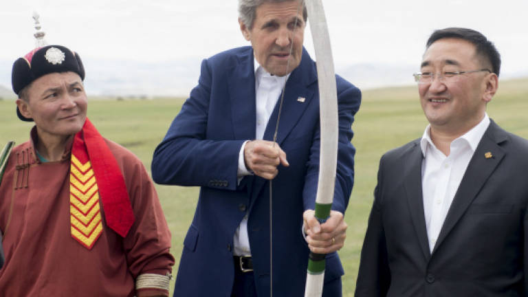 Kerry praises Mongolia as 'oasis of democracy'