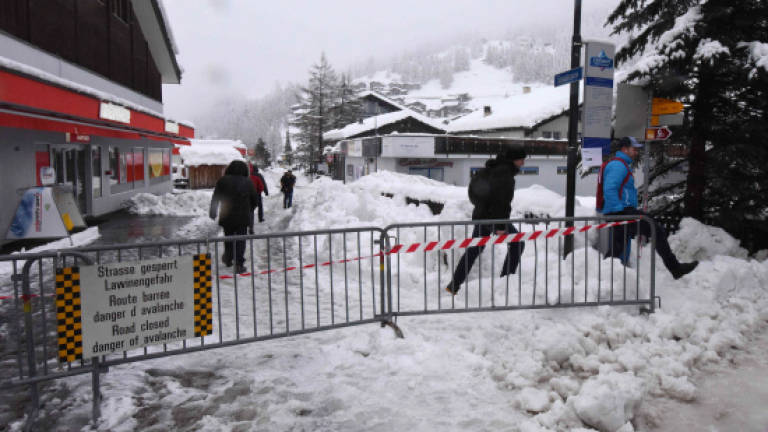 Heavy snowfall strands 13,000 tourists in Swiss Alps