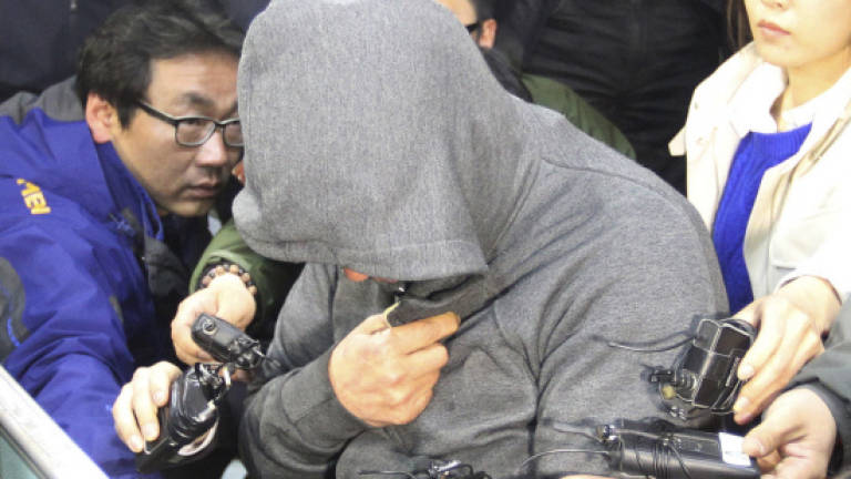 S. Korea ferry captain arrested, divers 'glimpse' bodies