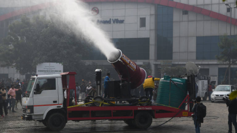Delhi rolls out 'anti-smog' mist cannon in trial run