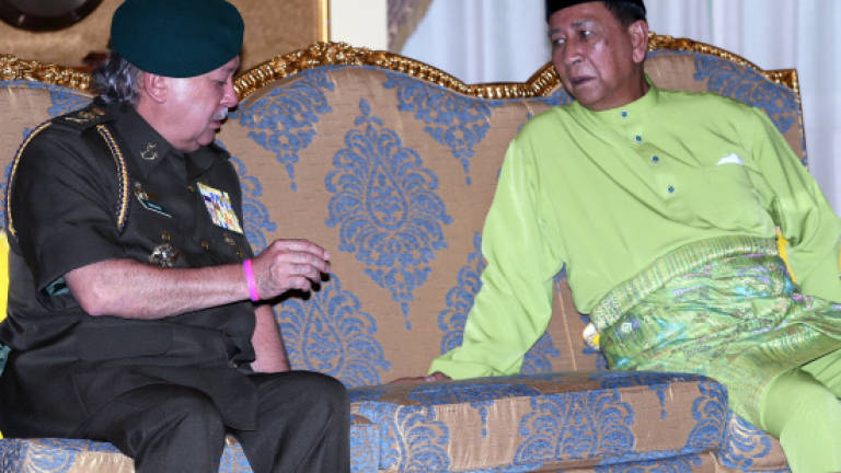 Kedah Sultan receives Johor DK1 award