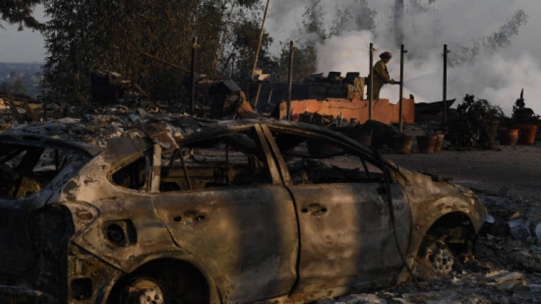 Thousands flee fast-moving California wildfire