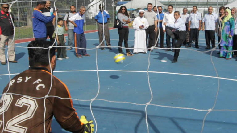 Pantai Jerjak residents enjoy brand new futsal court