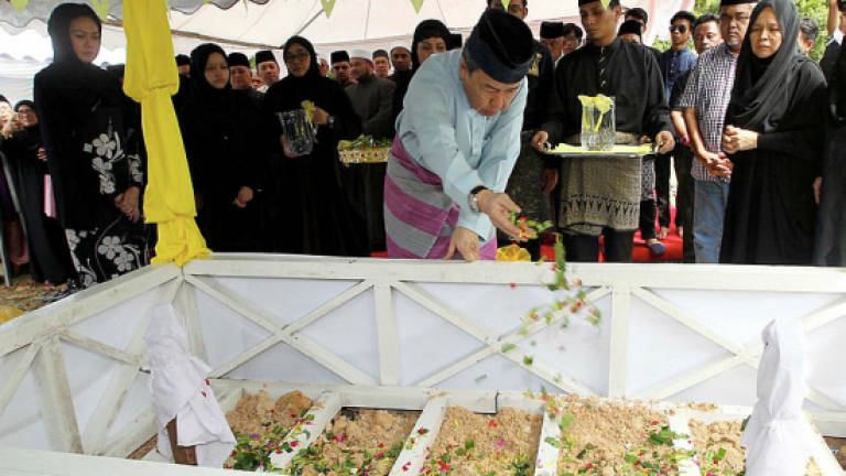 Selangor Sultan attends funeral of Pak Engku