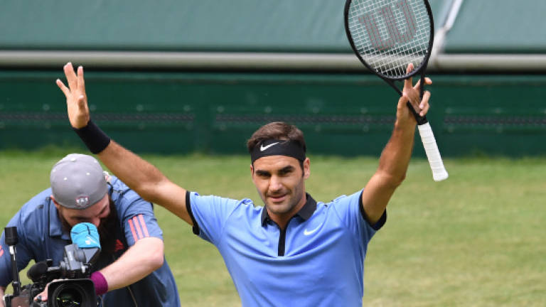 Federer into 15th Halle quarter-final