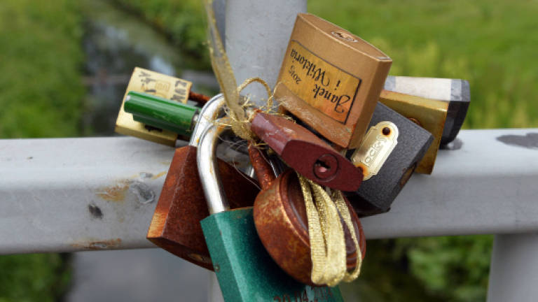Paris to break hearts with removal of a million 'love locks'