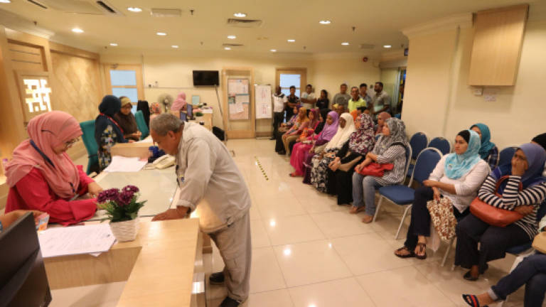 Public throng Penang AG's Dept to check on unclaimed monies