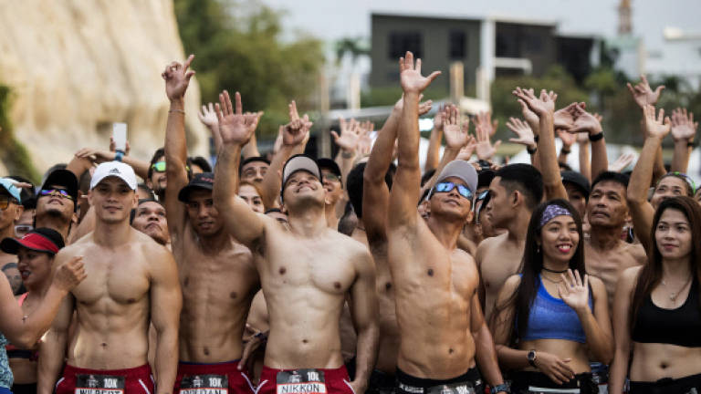Hundreds strip off for Philippine 'underpants run'