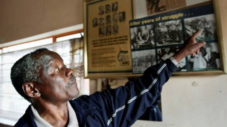 S.Africa lensman who took iconic Soweto uprising photo dies