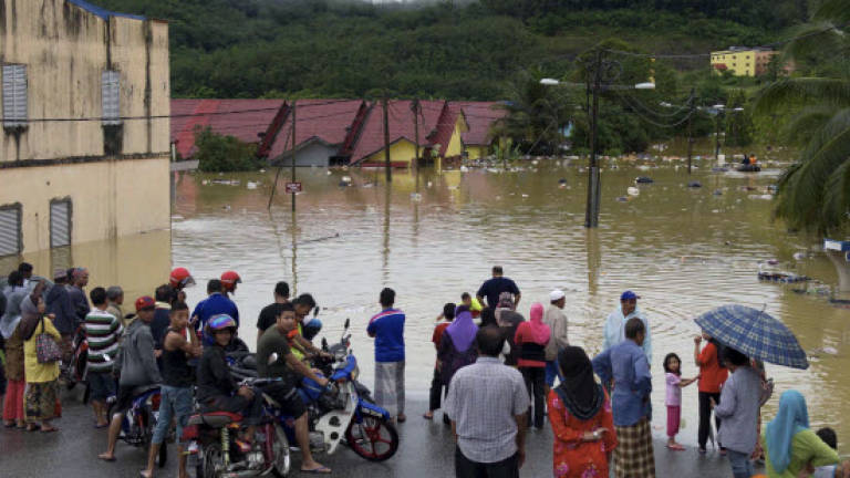 Sungai Kelantan overflows, low-lying areas in Kota Baru flooded