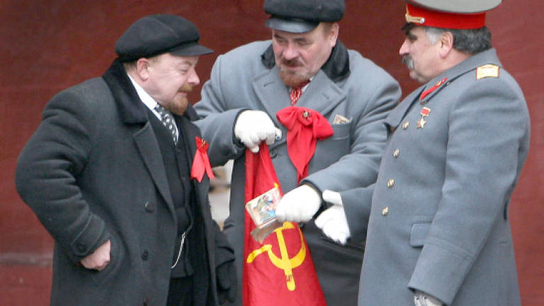 'Lenin and Stalin' scuffle near Red Square
