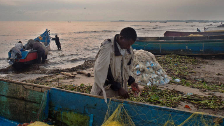 Ugandan fishing town crippled by AIDS