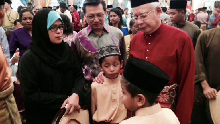 Najib, Rosmah meet families of victims of MAS air tragedies