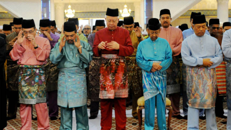 King, Queen attend Aidilfitri prayers at National Mosque