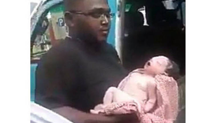 (Video) Newborn in critical condition after being hurled from flat