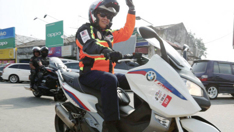 Zahid joins police motorcycle convoy in Tanjong Karang