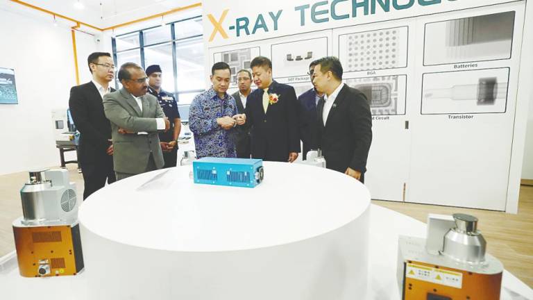 Johor Menteri Besar Datuk Onn Hafiz Ghazi being briefed by Unicomp Technology president Dr Liu Jun (second from right) after the official launch of the smart industrial X-ray inspection specialist plant. On the right is Loh. – Bernamapic