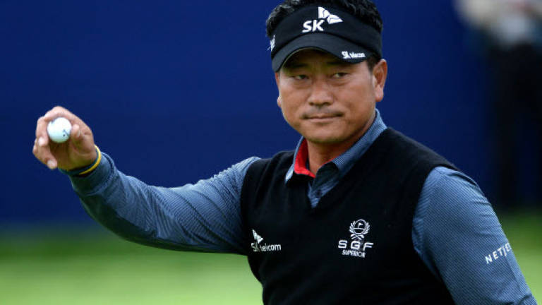 Choi clings to share of PGA lead