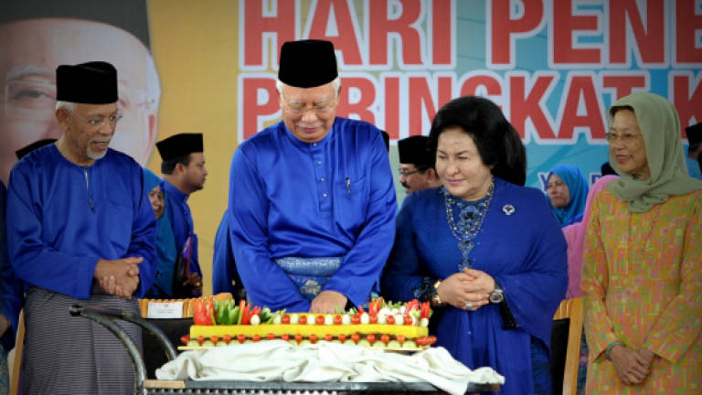 PM celebrates 64th birthday with Felda settlers