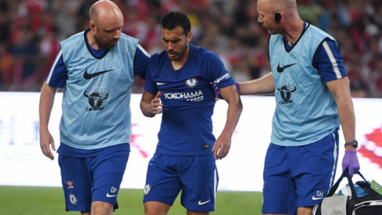 Pedro bloodied as Chelsea beat Arsenal 3-0