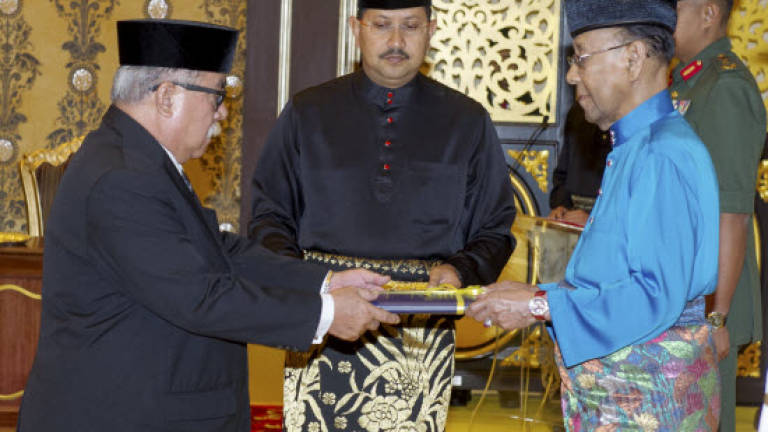 Agong presents instruments of appointment to four court judges