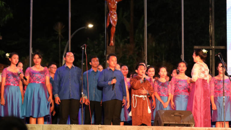 Indonesian church choir sings at St Anne celebration