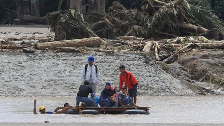 Philippines storm toll tops 200, tens of thousands displaced