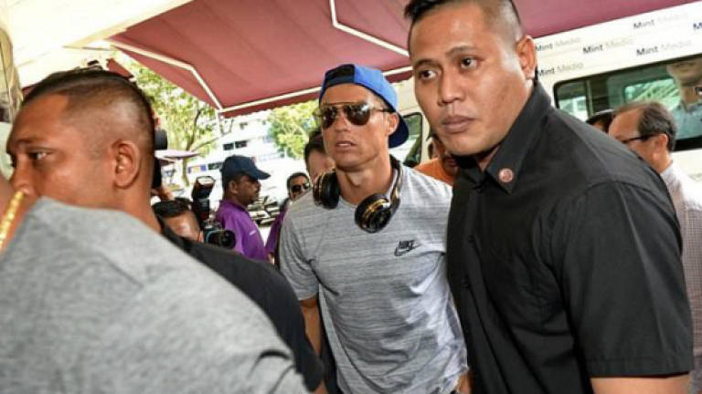 Ronaldo visits Valencia owner Lim in Singapore