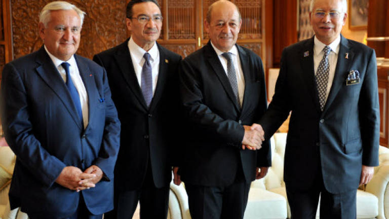 French defence minister calls on Najib
