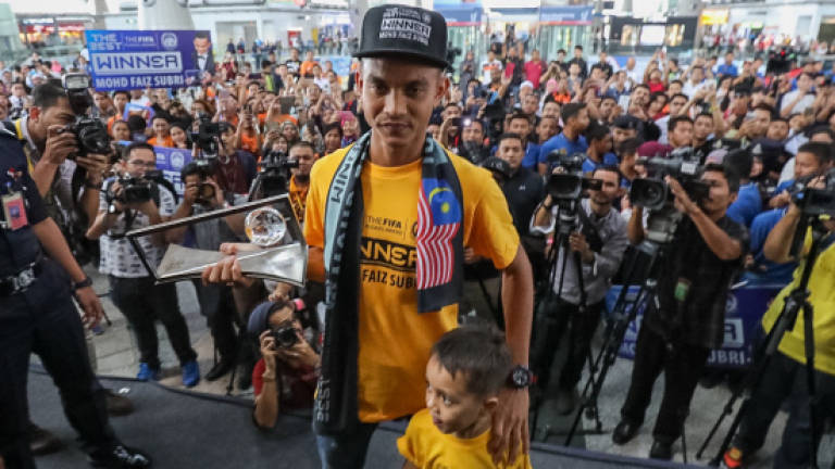 Malaysians gather to welcome Faiz Subri home (Updated)