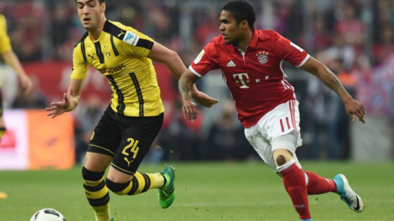 Newcastle sign midfielder Merino on loan from Dortmund