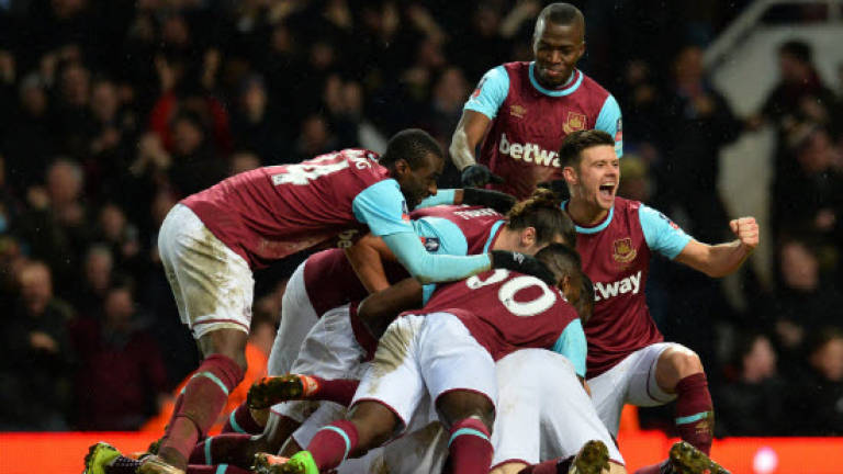 Last-gasp Ogbonna stuns Liverpool in FA Cup
