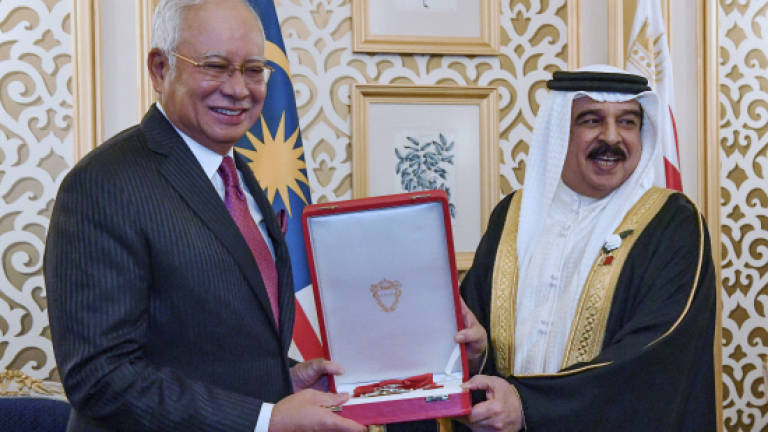 PM Najib receives Bahrain's highest award